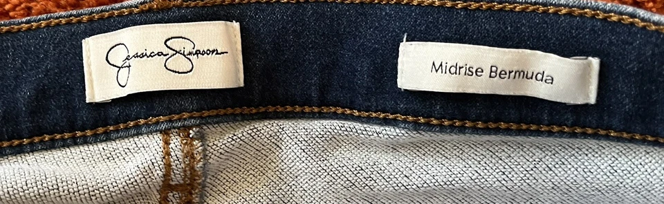 Pantalones cortos de mezclilla azul con puños bermudas de tiro medio Jessica Simpson talla 6/28 Foto 2 de 4