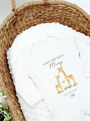 ALLABOUTTHEBUMP Personalisierte Happy Birthday Stramplerweste Mama/Papa/Nanny/Opa