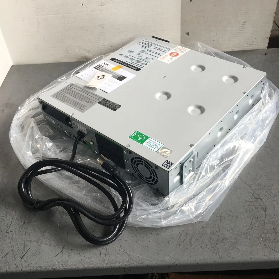 Unidad inteligente APC SMT1500RM2UC 1500VA 1000W LCD 2U montaje en rack 120 V línea interactiva Foto 2 de 4