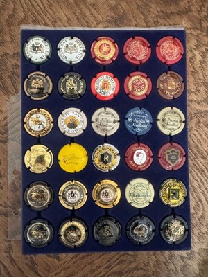 Set C19/30 verschiedene Champagnerkapseln / Sekt und andere / mit Tablett