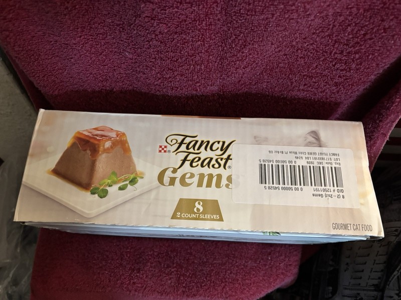 Fancy Feast Gems Chicken Flavor Wet Cat Food Eight 2-2oz Gems