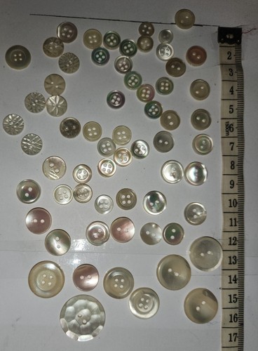 Carte De 36 Boutons En Nacre D'Orient 9 Mm 4 Trous - Ancienne, Neuf, Nacre Véritable
