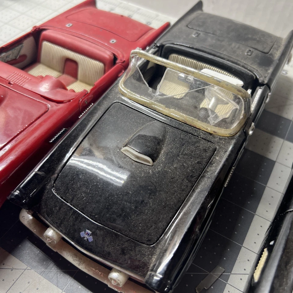 Revell 1956 Ford Thunderbird  And OthersConvertible Continental Kit Junkyard Lot - Image 3 of 4