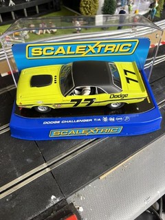 Scalextric C3419 Dodge Challenger