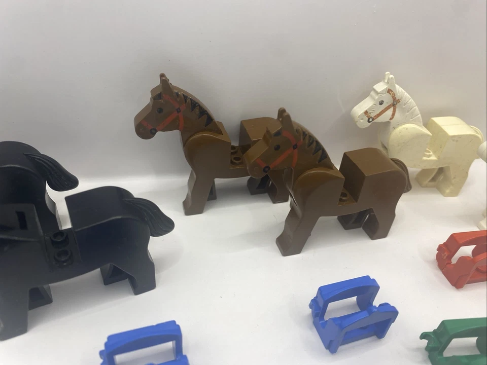 Lego Caballo Lote X6 (x2 Negro, X2 Marrón X2 Blanco) Más 6 Sillines Foto 3 de 4