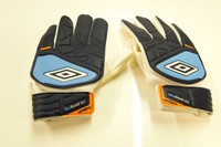 Umbro Neo Shield Junior Goal Keeping Gloves Size 4 Umbro Neo Shield Junior Goal Keeping Gloves Size 4