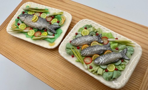 Dolls house miniature 1:12 ARTISAN pair of fish platters - Picture 8 of 13