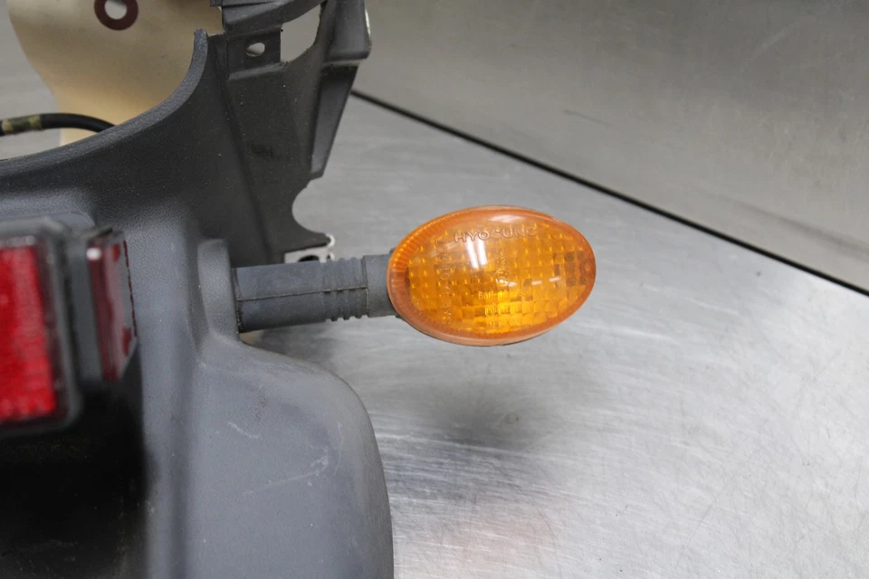 06-09 HYOSUNG GT250R REAR BACK FENDER TAIL LIGHT BRACKET TURN SIGNALS Foto 4 de 4