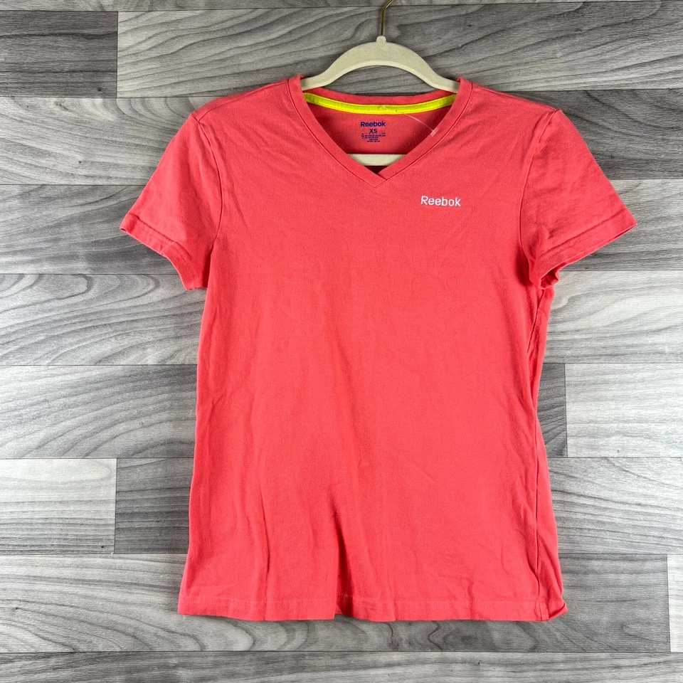 Camiseta Reebok Feminina XS Rosa Manga Curta Decote V Pulôver Logotipo Algodão - Imagem 3 de 4