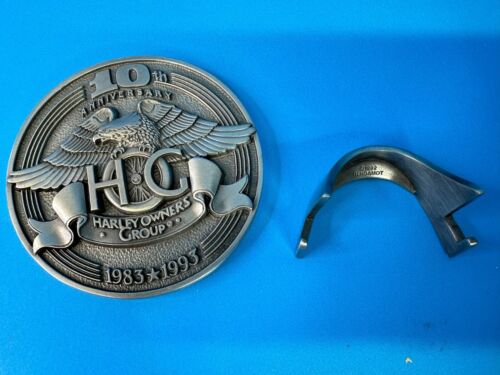 Targa Medaglione Harley Davidson HOG Ufficiale 1993 Capitolo 10° Anniversario ~ NUOVO - Foto 3 di 5