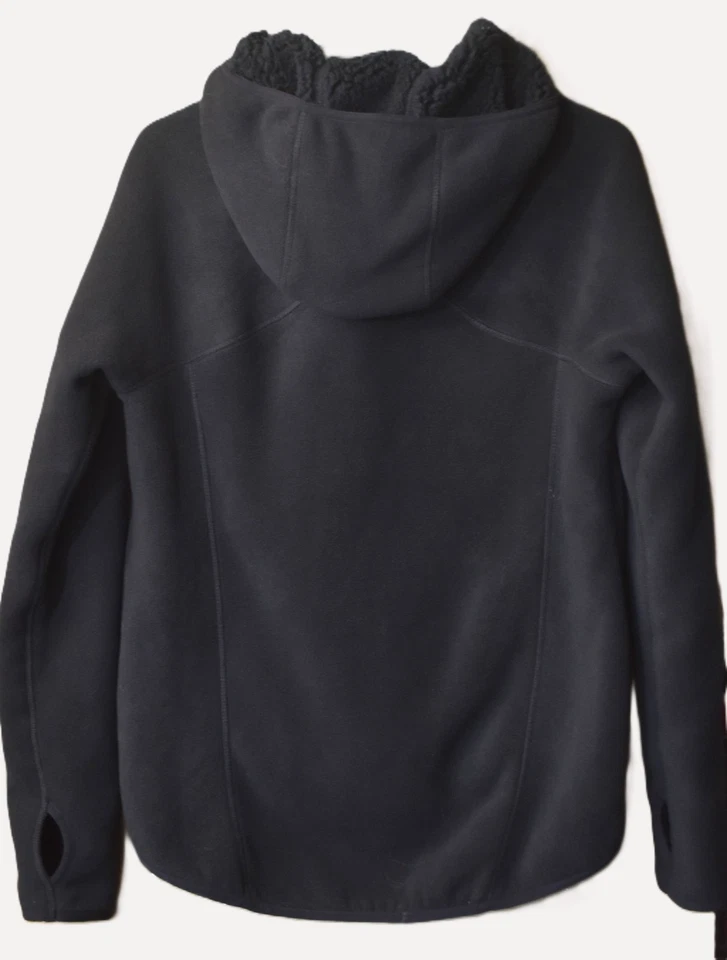 Sudadera con Capucha Reebok Negra Talla Pequeña Sherpa Forrada Polar Desplazada Cremallera Alto Bajo Dobladillo Pulgar Foto 2 de 4