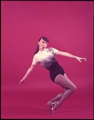 Photo:Yvonne de Carlo 1952 Studio Portrait Pin-Up Dancer Vogue Style
