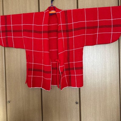 Four-string short jacket with red check pattern