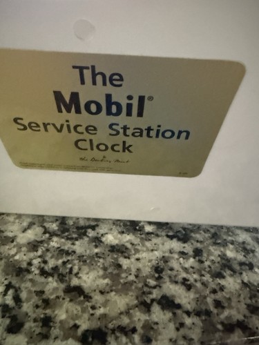 Danbury Mint 1950's MobilGas Illuminated Garage Service Station - Picture 7 of 7