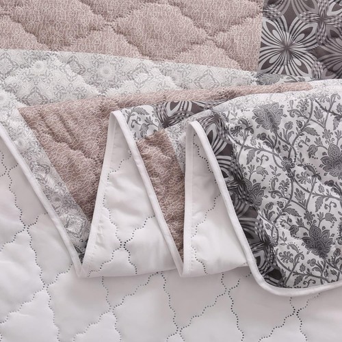 128x120 Oversized King Quilt Set - Patchwork Floral Design for All Seasons - Picture 8 of 9