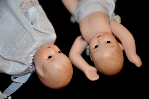 Bambole vintage snodate gemelle bambini porcellana bisque 4" miniatura - Foto 4 di 21