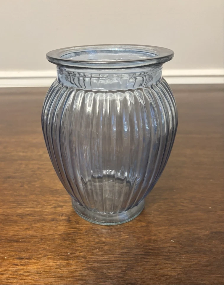 Florero de vidrio acanalado azul forma ovoide soporte para flores 7" de alto  Foto 4 de 4