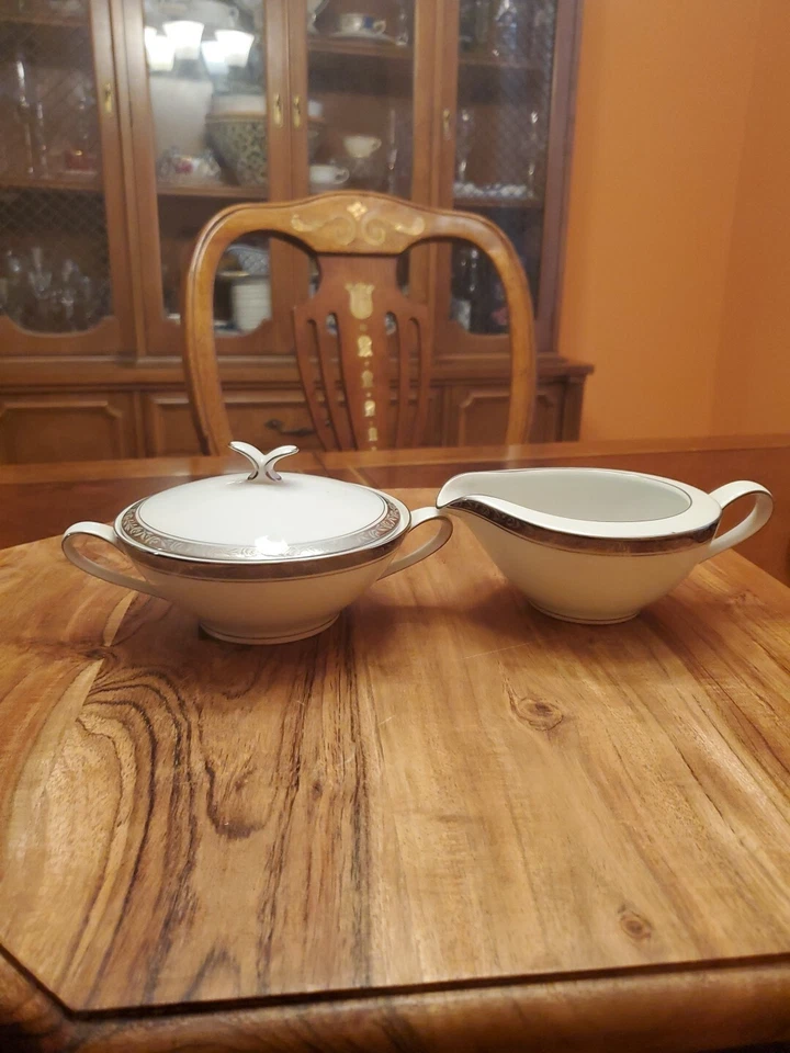 Juego de crema y azucarero Noritake Silvester 6340 con tapa Foto 2 de 4