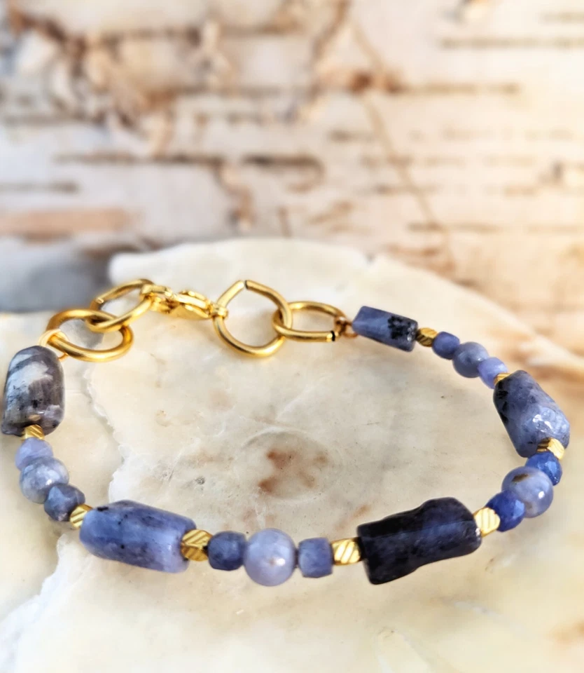 Pulsera de tanzanita púrpura natural en forma libre y cuentas Foto 3 de 4