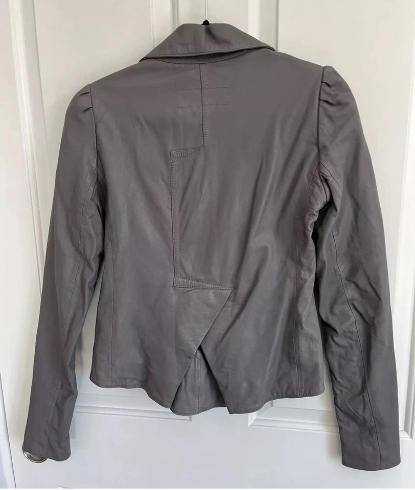 Jaqueta de couro Marc by Marc Jacobs vintage inspirada em banda cinza tamanho 2 - Imagem 3 de 4