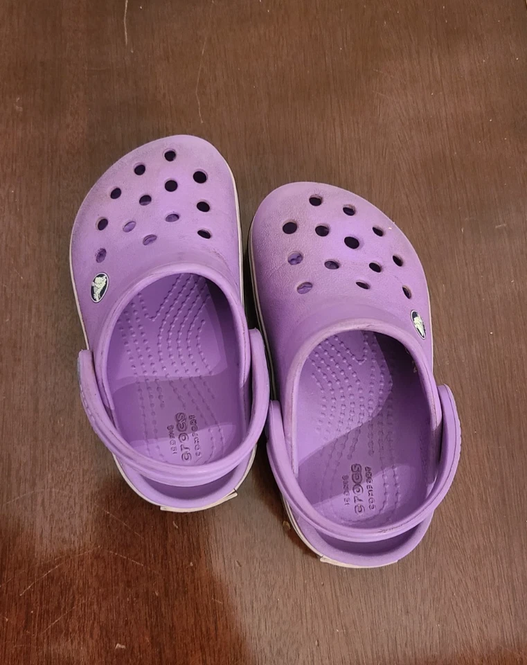 Zueco Crocs clásico púrpura sin cordones talla 6C. Crocs para niños pequeños talla 6 Foto 4 de 4