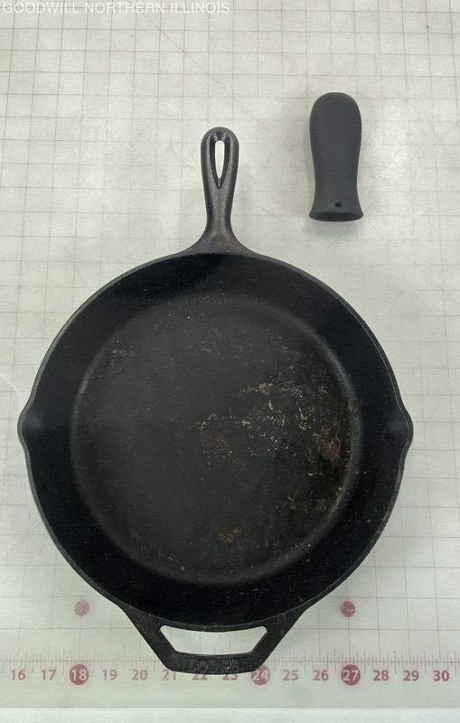 Lodge #6 Cast Iron Skillet w/ Rubber Grip: 12" Diameter