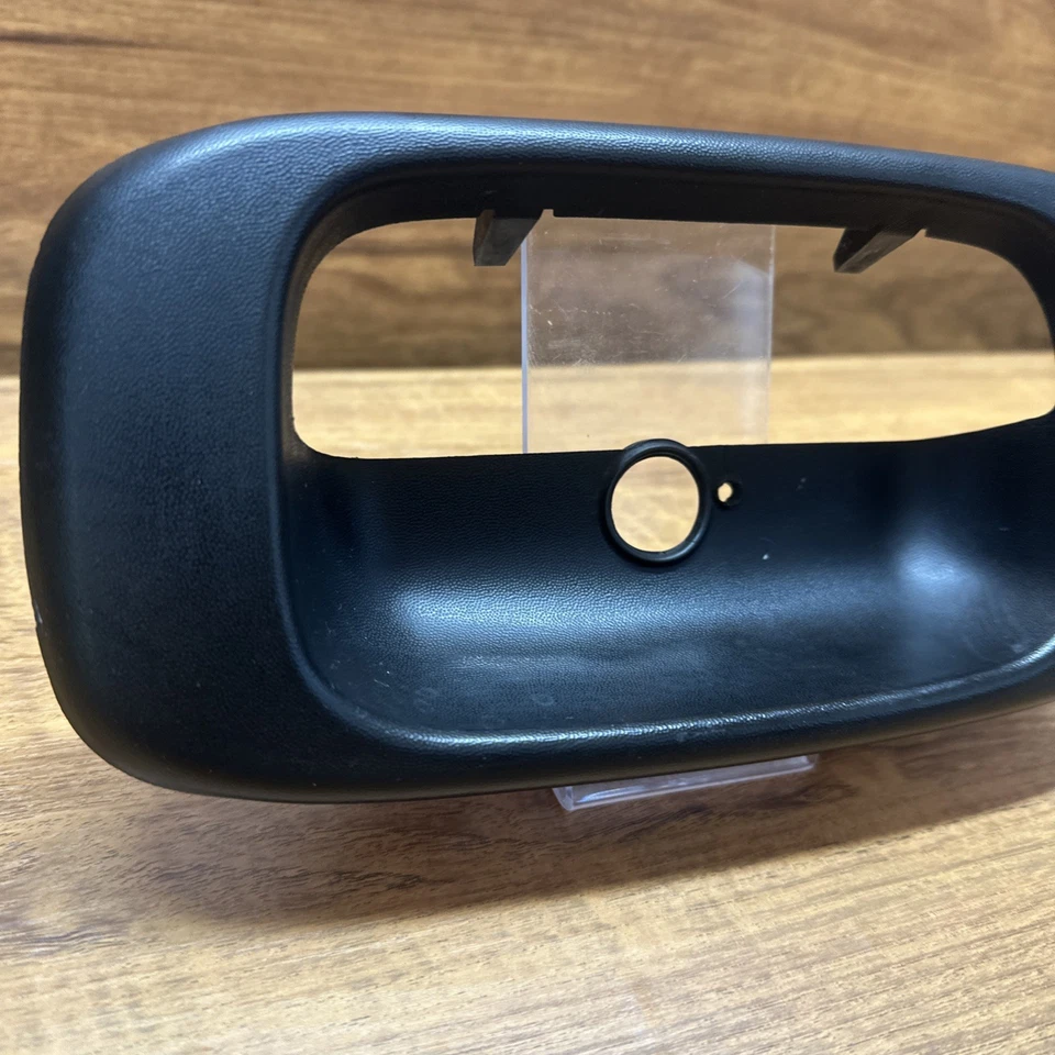 1999-2007 Chevrolet GMC 1500 2500 3500 Tailgate Handle Bezel 11331060 - Image 2 of 4