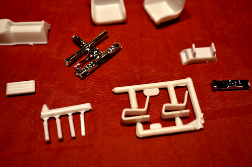 AMT 1965 Pontiac Bonneville Custom Interior Parts 1/25 - Picture 2 of 2