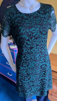 Women's Tahari Lace Holiday Cocktail Dress-Sz 8-EUC-Green & Black-Lined