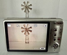 Kodak EasyShare 8 MP Digital Camera  3 Batteries  Charger  Case  Memory Card