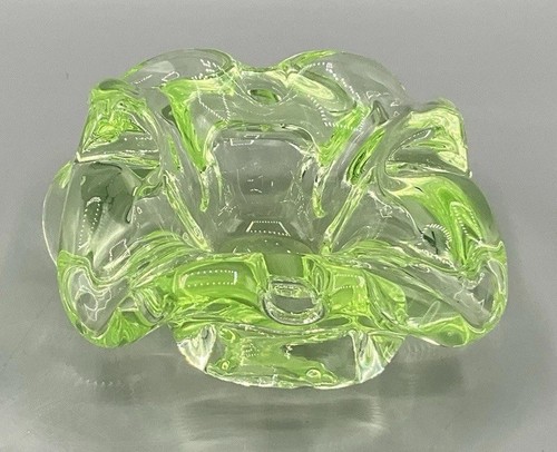 *READ* Uranium Glass Heavy 1.5 Lbs Ashtray UV Glow 5” Abstract Flower Shape READ - Picture 3 of 20