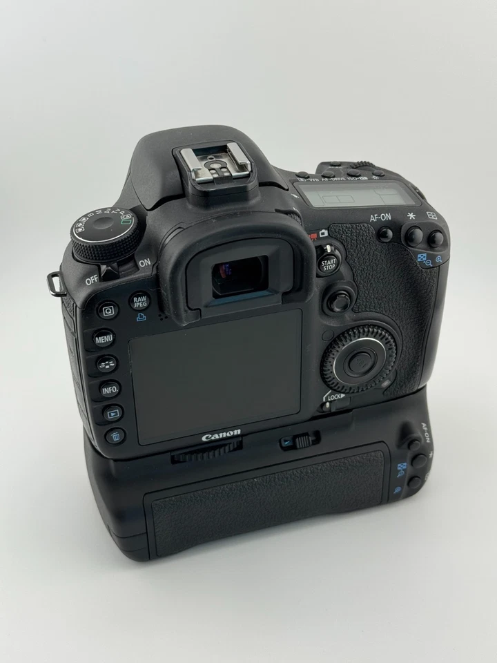 Canon EOS 7D DSLR, BG-E7 Grip, Charger, 2 Batteries, 2x 8GB cards, plus extras! - image 4 of 4