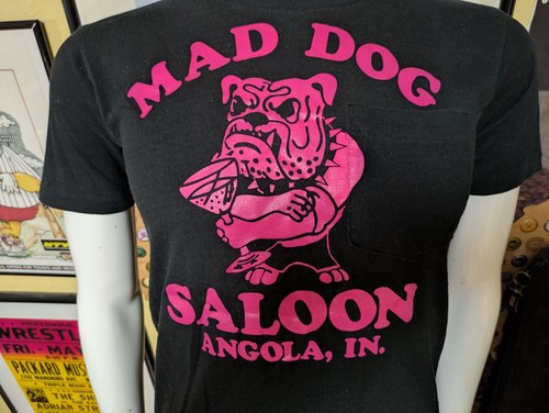 Camiseta De Colección Mad Dog Salón Angola IN Desactiva Barra de Buceo Bolsillo Mediana - Imagen 2 de 4