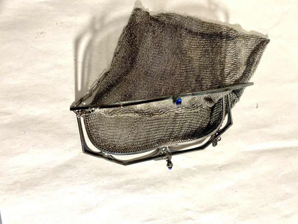 Antiguo bolso de muñeca de malla plateada de Whiting & Davis Co Art Deco con 2 piedras azules Foto 3 de 4