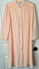 NWT Vintage Vanity Fair M Lace Embroidered Snap Front Robe Housecoat USA Peach
