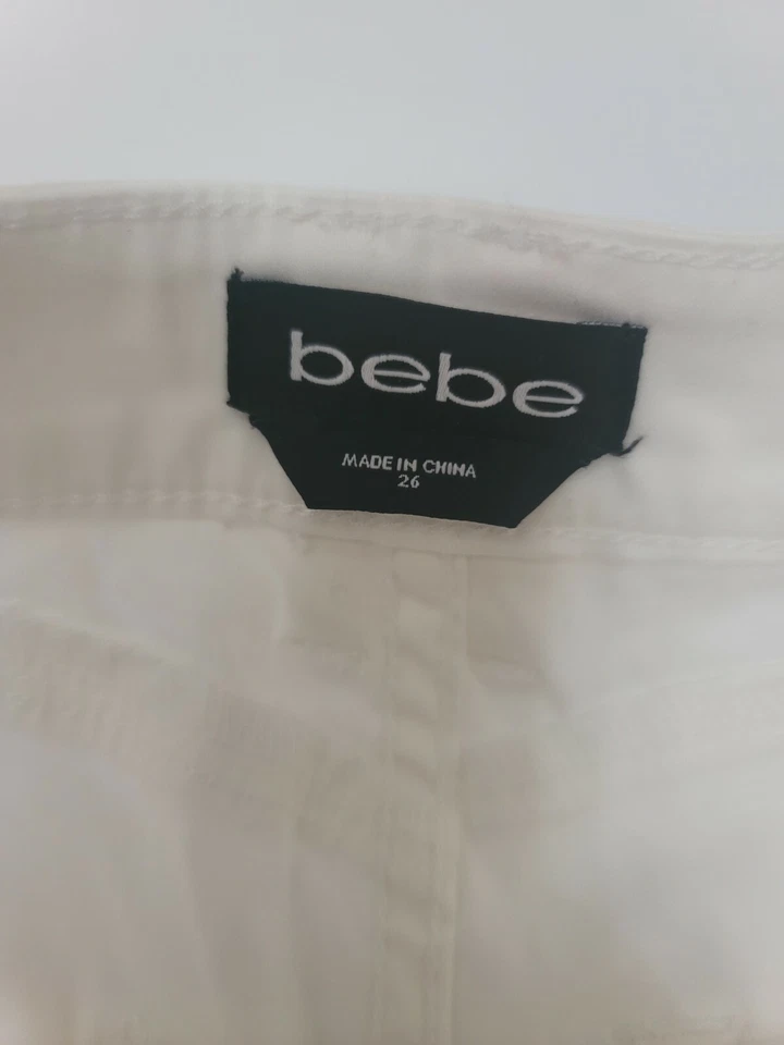Pantalones ajustados blancos BEBE 26 para mujer con cremalleras delanteras usados en excelente estado  Foto 3 de 4