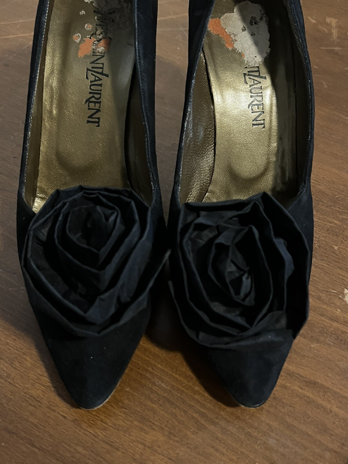 Tacchi vintage Yves Saint Laurent. Pelle scamosciata nera con rosetta di raso. 8 5N Made In Italy