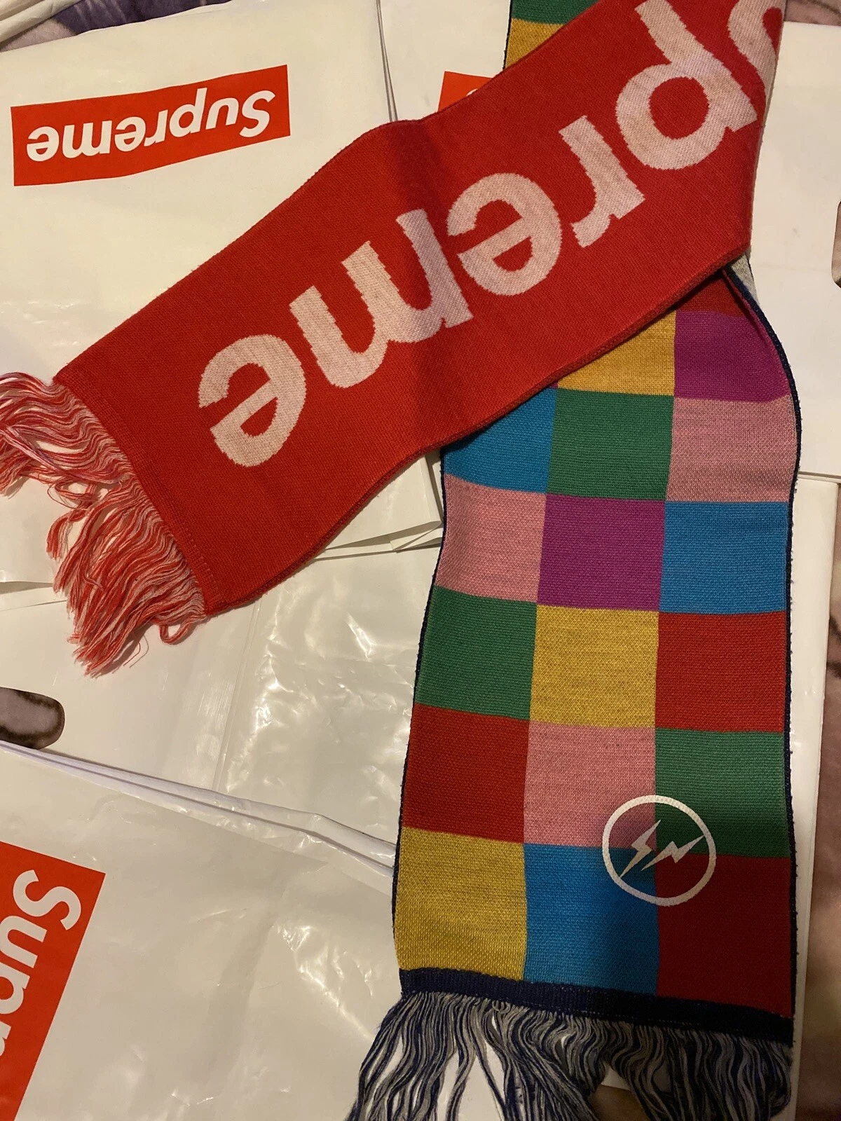 Écharpe design Supreme Fragment super rare jamais utilisée