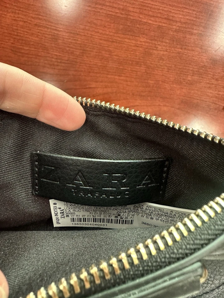 Bolso clutch ZARA de cuero con detalle de anillo con cremallera Foto 3 de 4