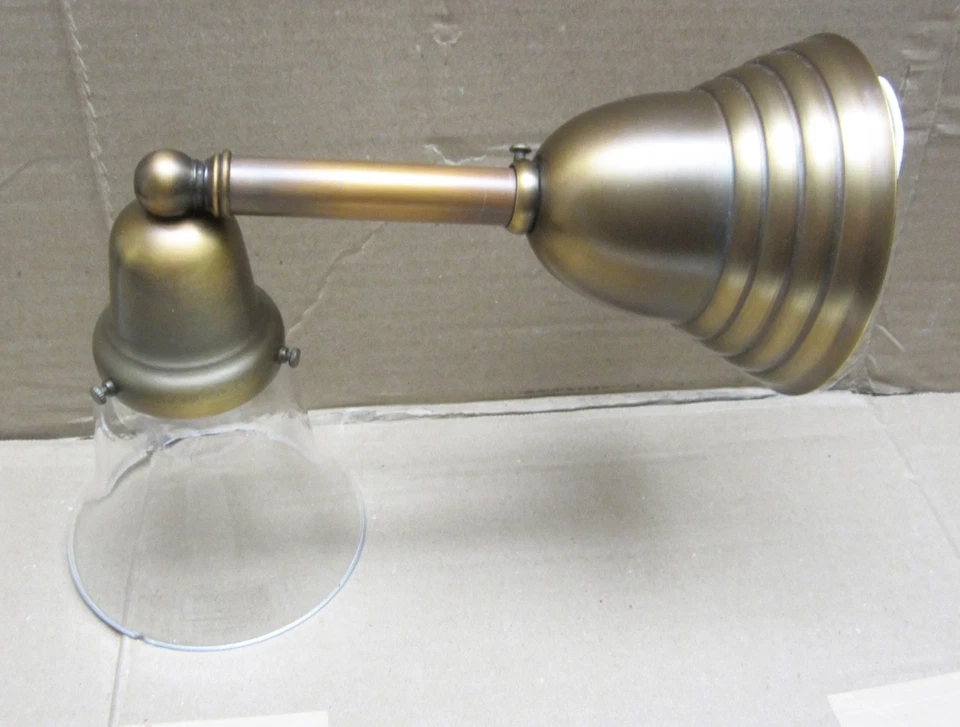 Aplique de pared Rejuvenation Rose City con pantalla transparente, acabado de latón Heritage Foto 3 de 4