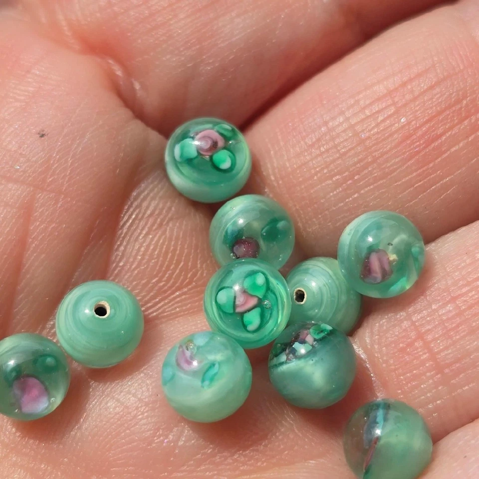 Cuentas de vidrio verde medio perforadas de 1/2 taladro de murano vintage de 6 mm con flor rosa Foto 3 de 4