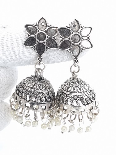 Hermosos Pendientes Jhumki Hechos a Mano EN Color Plata Tachuelas de Moda Jhumki - Imagen 5 de 5
