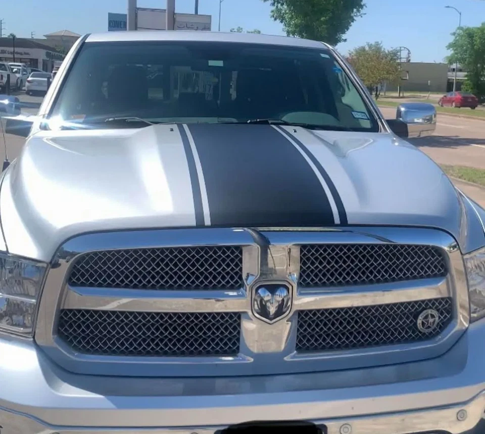 Se adapta a Dodge Ram 1500 a rayas de capó de vinilo, calcomanía de capó de vinilo, gráficos de pegatinas de carreras Foto 3 de 4