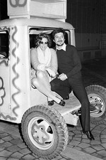 Gigi Proietti Italian singer Ornella Vanoni sitting in a van durin- Old Photo 1