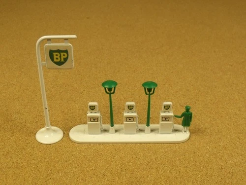 OLD VINTAGE LESNEY MATCHBOX A-1 B.P. GARAGE PUMPS & SIGN