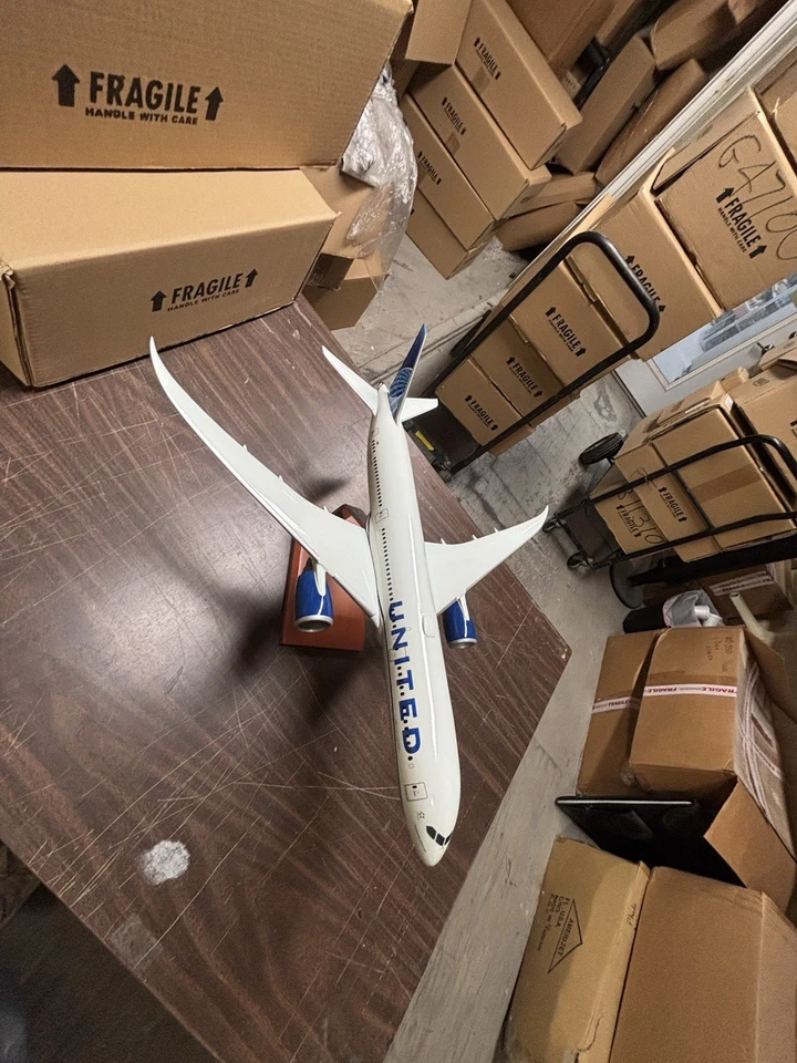 United Boeing 787 Dreamliner 1/100 scale by Daron Executive Series - Image 4 of 4