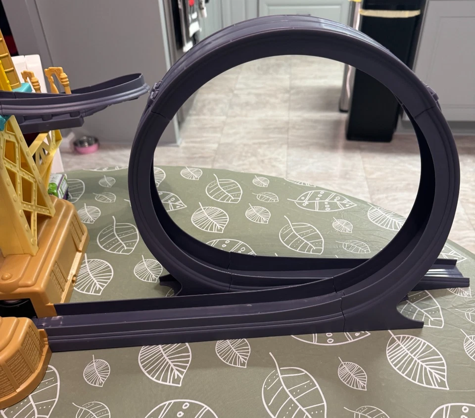 Disney Chuggington patio de entrenamiento con bucle juego de acción con tren Wilson Foto 2 de 4