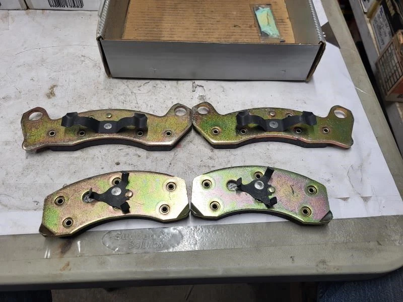 Conjunto de pastilhas de freio dianteiro para carro Lincoln Town 1991-1994 - Pistão de aço - Imagem 2 de 3