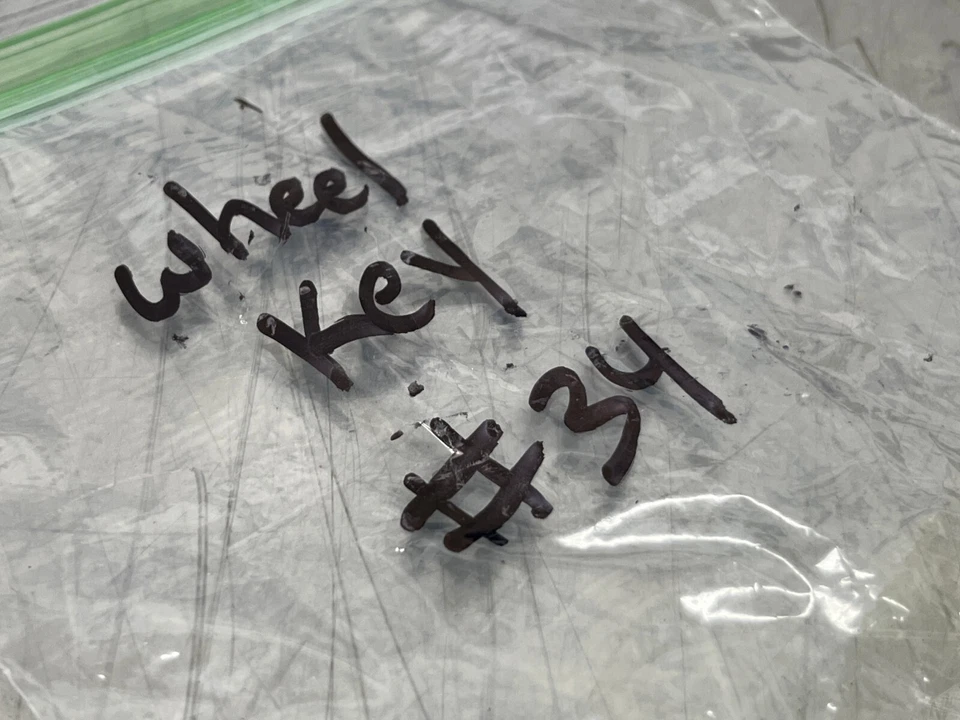 BMW 545i 2005 - E60 - Perno de rueda con cerraduras (sin llave) - Juego de 20 - 131 k Foto 2 de 4