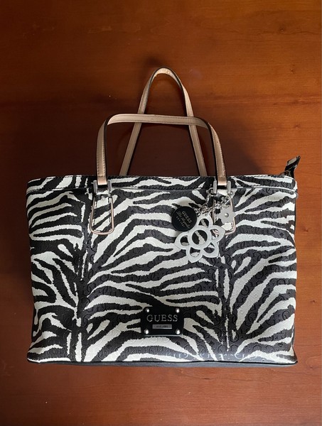 Bolso Guess estampado zebra